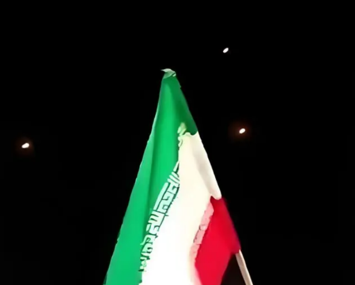 伊朗深夜发射导弹 民众街头举旗观看