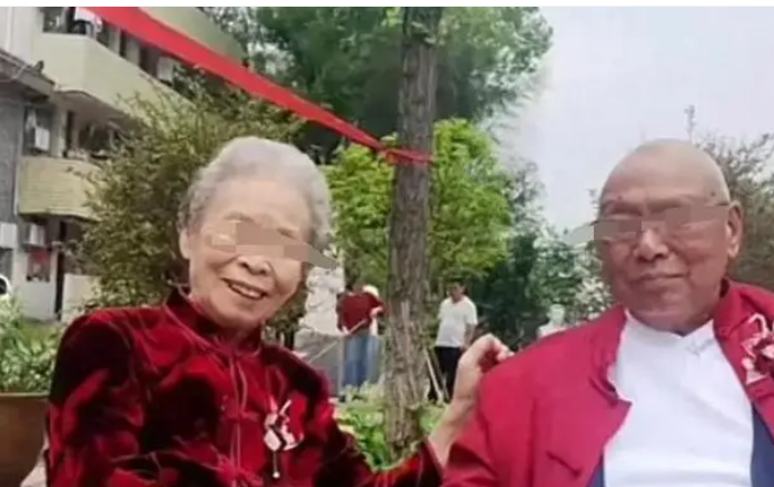 86岁老人隆重仪式迎娶初恋女友