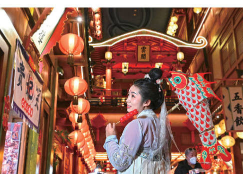 老外来大唐不夜城游玩也是换上汉服了
