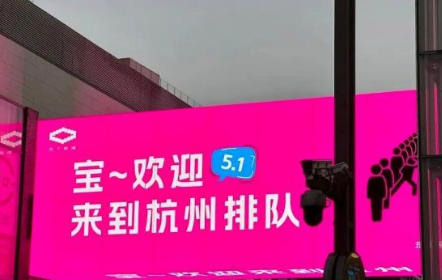 <strong>江苏宿迁大风接连吹跑5万现金</strong>