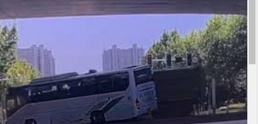 江苏一学校大巴车与渣土车相撞致8伤