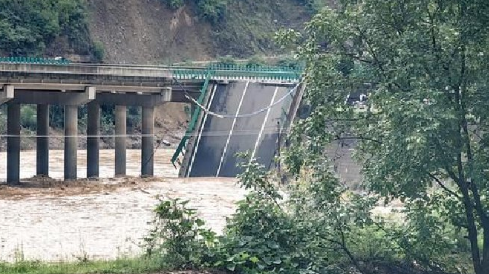 <strong>陕西柞水:桥面垮塌完全因为降雨</strong>