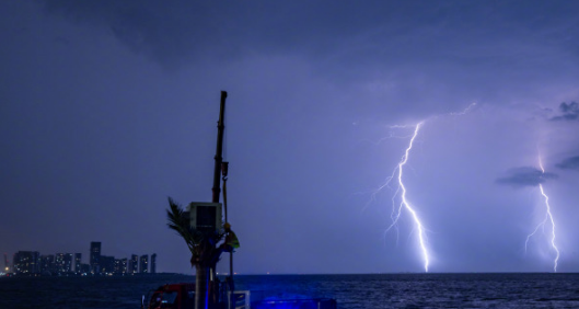 台风摩羯来临前夜 海口现巨型闪电