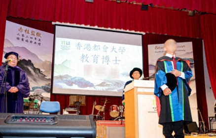 <strong>男子狱中苦读24年获博士学位</strong>