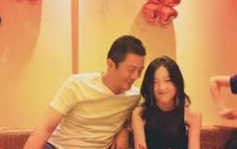 <strong>李亚鹏妻子自曝没钱 从大平层换小房</strong>