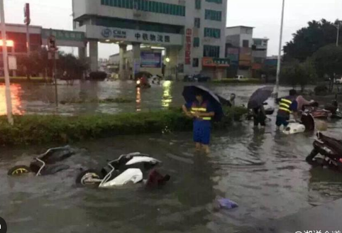 广西一地暴雨冲走10多辆车