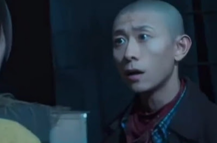 <strong>张一山生日赵丽颖送了两巴掌</strong>