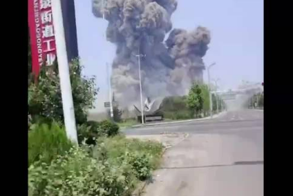山东化工厂爆炸 数公里外窗户被震碎