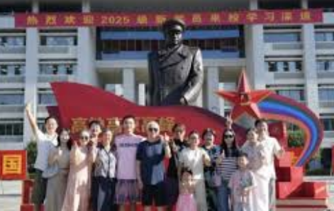 <strong>全家15人跨省送小伙去国防科大报到表示孙子入伍是家族的光荣，</strong>