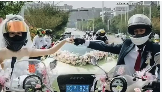 <strong>女子结婚请18个“摩友”给自己接亲这场别具一格的婚礼不仅让新</strong>