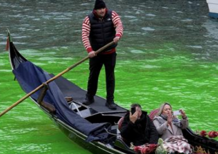 <strong>环保少女和同伴将威尼斯大运河染绿</strong>