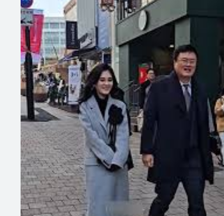 <strong>55岁三星长公主李富真露面</strong>