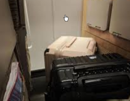 高铁末排被行李挤占 乘客端坐6小时