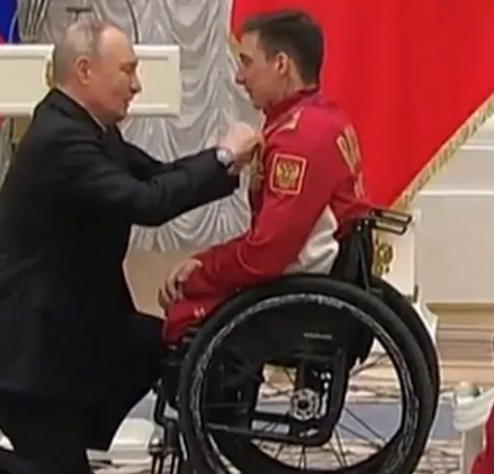 <strong>普京单膝跪地授勋残奥冠军</strong>