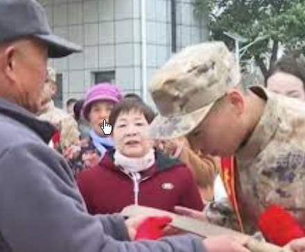 <strong>新兵入伍时收到爷爷送的抗日军刀</strong>