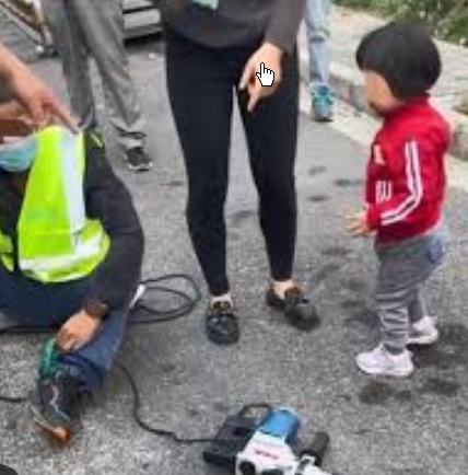 <strong>住宅楼加装电梯被低层业主叫停</strong>