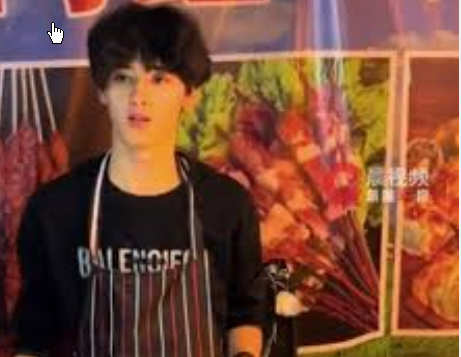 <strong>西安烤馕小哥长相酷似车银优走红</strong>