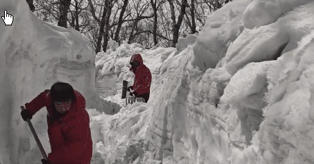 <strong>五一都快到了长白山积雪还超一人高</strong>