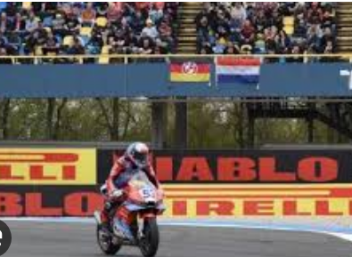 <strong>比赛提前结束 张雪安抚现场观众情绪</strong>