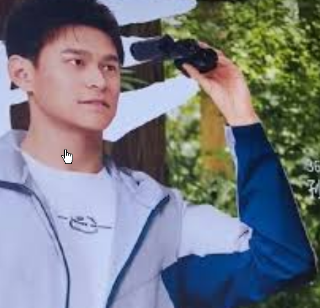 <strong>代言人孙杨在广告中反拿望远镜</strong>