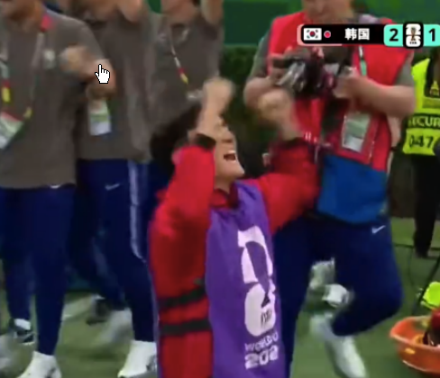 韩国队赢球后疯狂庆祝跪地怒吼